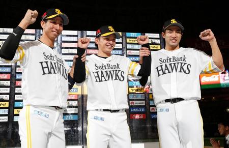 ロッテに勝利しお立ち台でポーズをとるソフトバンクの（左から）福田、東浜、柳田＝ヤフオクドーム
