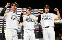 ロッテに勝利しお立ち台でポーズをとるソフトバンクの（左から）福田、東浜、柳田＝ヤフオクドーム