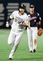 ６回、本塁打を放ち塁を回るソフトバンク・柳田。自身初の35本塁打と１００打点を達成した＝ヤフオクドーム