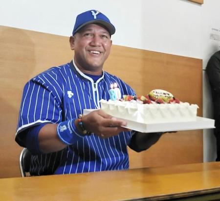 　４４歳の誕生日をバースデーケーキで祝福されるラミレス監督