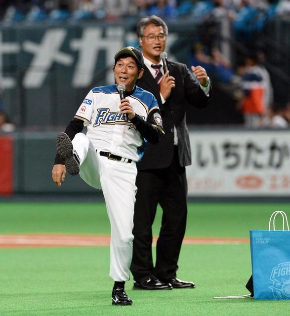 北海道被災地へさんま流エール　日本ハムＦＣ「名誉師匠」札幌ドーム降臨