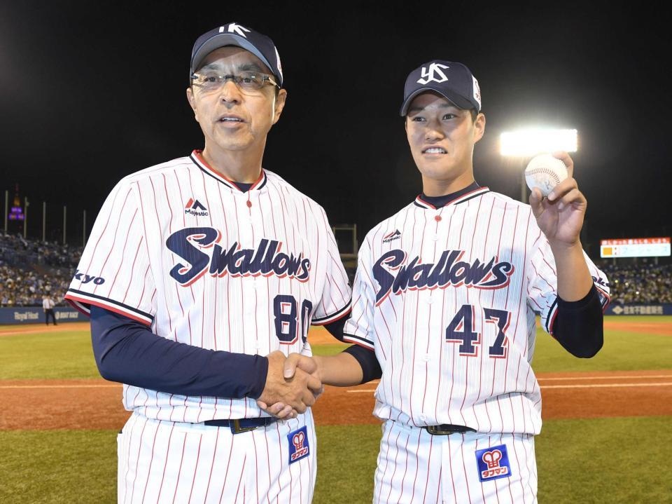 　プロ初勝利を挙げた高橋（右）は小川監督と笑顔を見せる