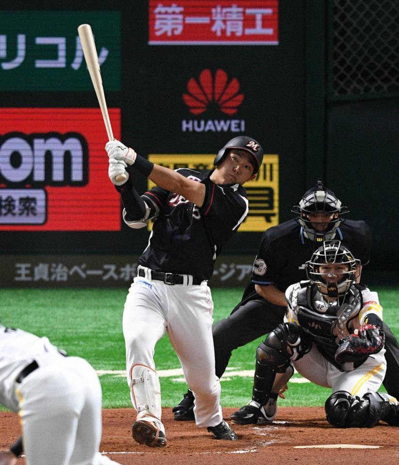 　２回、プロ初本塁打となるソロを放つ安田
