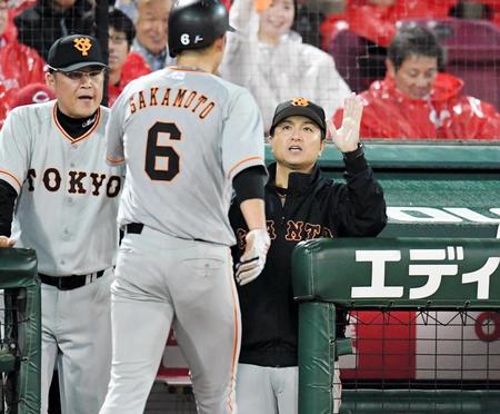 　５回、先制のホームを踏んだ坂本を迎える巨人・高橋由伸監督（右）