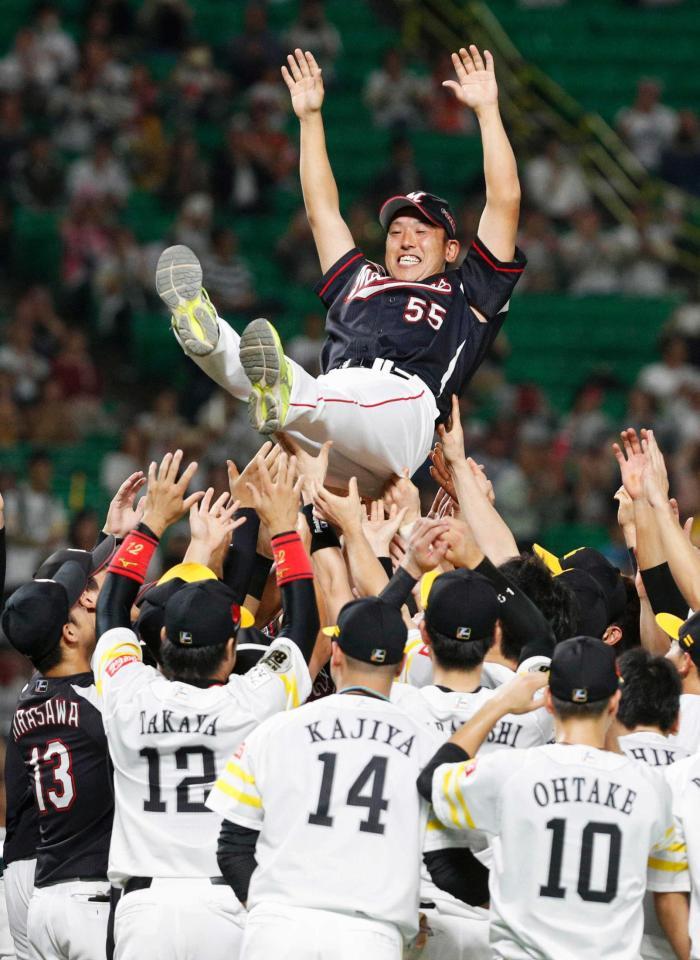 　引退試合を終え、両チームのナインに胴上げされる大隣