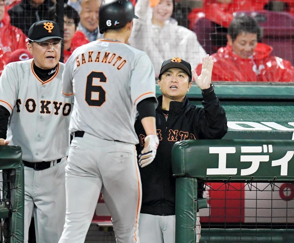 　５回、先制のホームを踏んだ坂本を迎える巨人・高橋由伸監督（右）