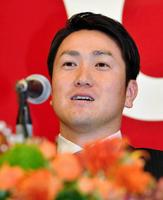 引退会見で心境を語る巨人・山口鉄也＝東京都文京区の東京ドームホテル（撮影・出月俊成）