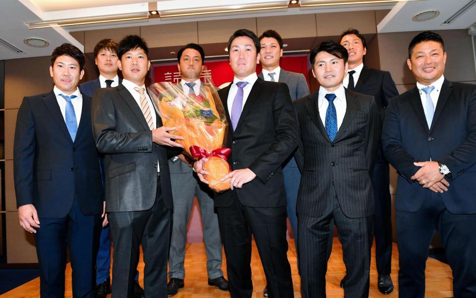 巨人・山口鉄也（中央）の引退会見に駆け付けた（前列左から）巨人・菅野智之、巨人・内海哲也、（前列右から）村田修一氏、杉内俊哉氏、（後列左から）巨人・宮国椋丞、巨人・沢村拓一、巨人・坂本勇人、巨人・長野久義＝東京都文京区の東京ドームホテル（撮影・出月俊成）