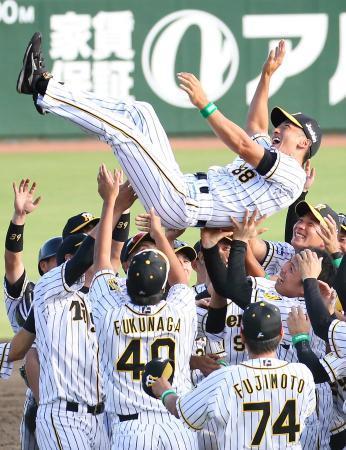 　１２年ぶり５度目の優勝を果たし、胴上げされる阪神・矢野監督＝サンマリン宮崎