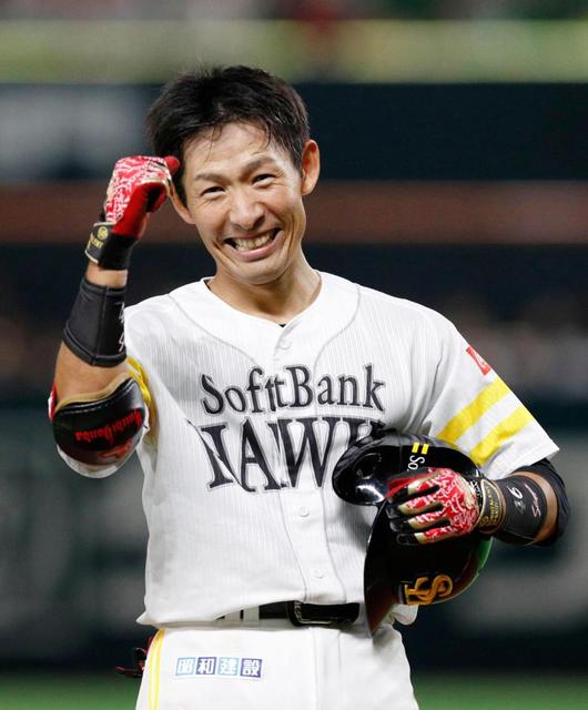 ソフトバンク・本多 引退試合で三塁打　「本多Ｔシャツ」姿の内川は目に涙