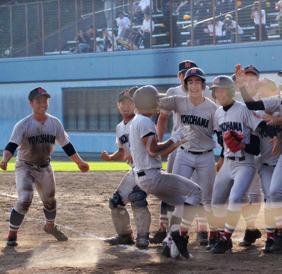 劇的な勝利を喜ぶ横浜ナイン