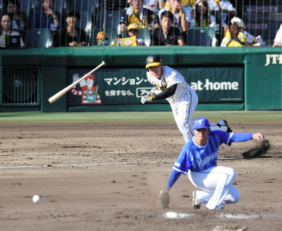 ２回阪神１死二塁、阪神・福留はＤｅＮＡ・東から中前に適時打を放つ＝甲子園（撮影・山口登）