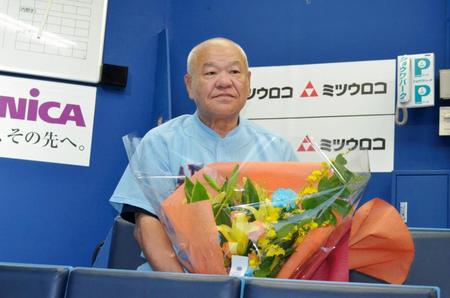 　勇退で花束を受け取った横浜商大・佐々木監督