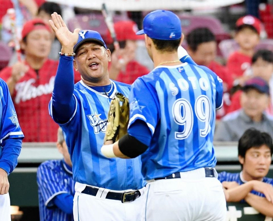 　ソトと勝利のハイタッチを交わすラミレス監督（撮影・飯室逸平）