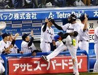 ２回ヤクルト１死一、三塁、３ランを放ち、ナインと喜び合うヤクルト　ウラディミール・バレンティン（右）＝神宮球場（撮影・西岡正）