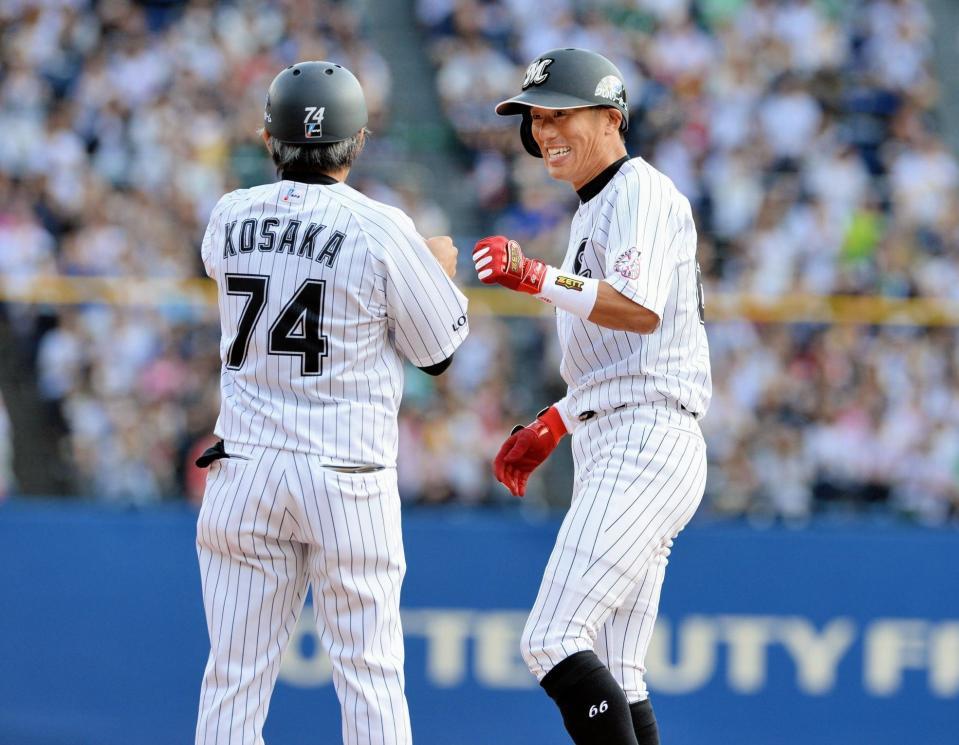 　５回、岡田は左翼線に安打を放ち、小坂コーチ（左）とタッチ