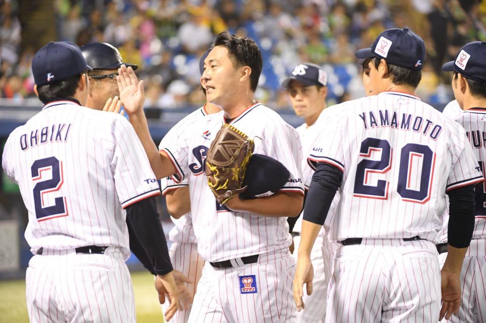 　引退登板を終え、ナインに迎えられる松岡（撮影・金田祐二）