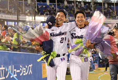 笑顔で球場を後にする松岡（左）と山本