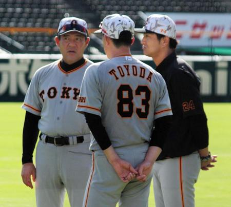 斎藤コーチ、豊田コーチと話し合う高橋監督（右端）