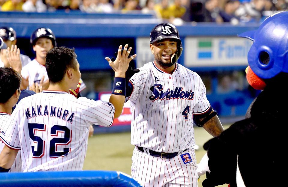 ２回、３ランを放ち、笑顔でナインに迎えられるバレンティン