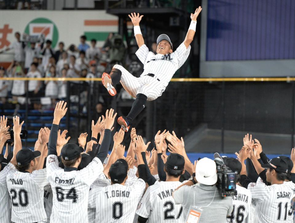 ナインに胴上げされる岡田