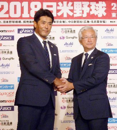 　日米野球のメンバーを発表した野球日本代表の稲葉監督（左）＝１０日、東京都内のホテル