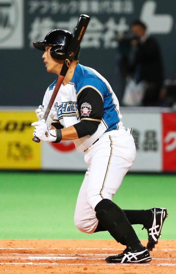 ７回日本ハム２死一塁、代打矢野が左前打を放つ＝札幌ドーム
