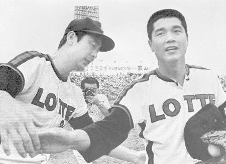 　１９７５年８月、完投勝利を挙げ、兄で監督の正一さん（左）に迎えられる金田留広投手＝仙台球場