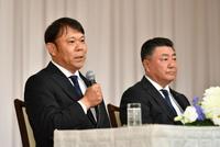 オリックス新監督就任会見で長村裕之球団本部長（右）と会見するオリックス・西村徳文新監督＝大阪帝国ホテル（撮影・持木克友）