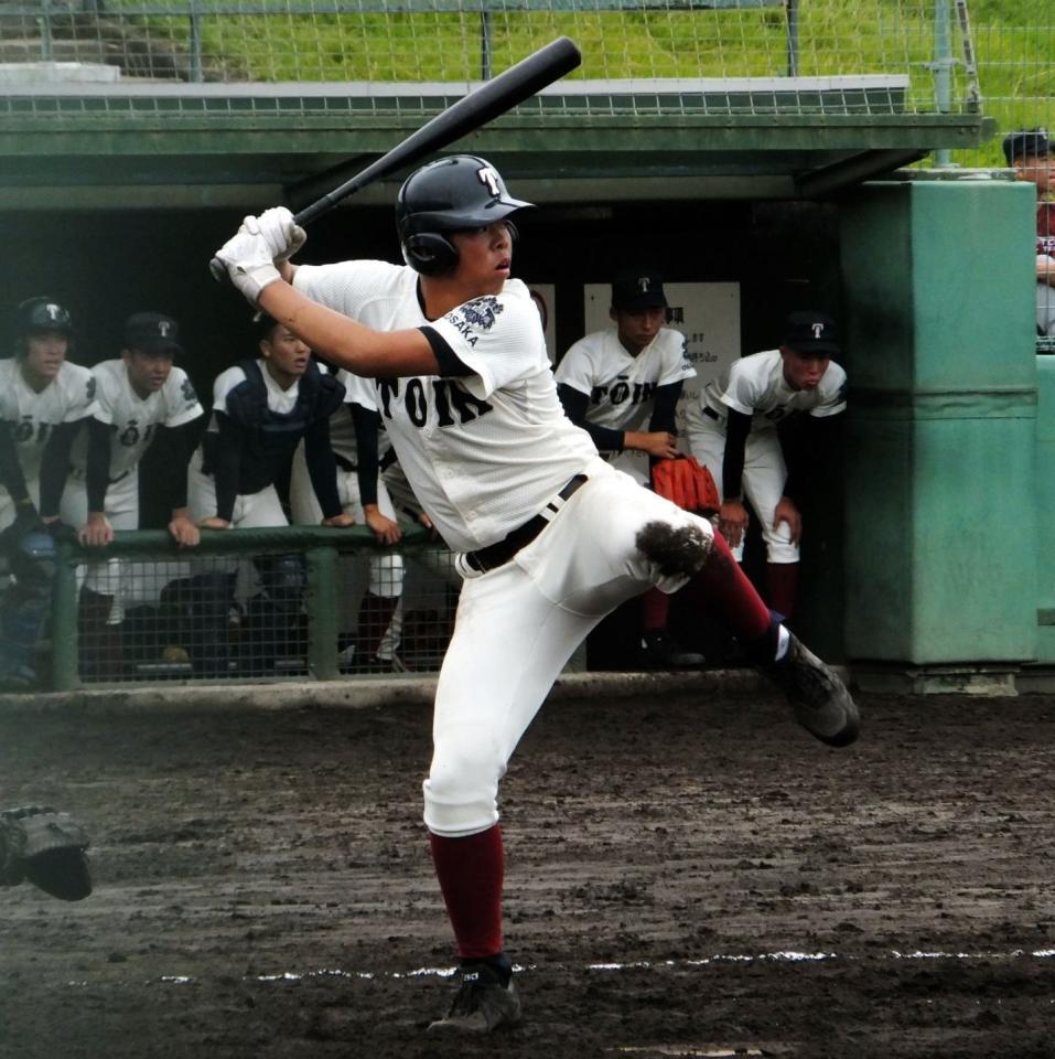 関大北陽戦で初回に先制打を放った大阪桐蔭・西野＝万博記念公園球場