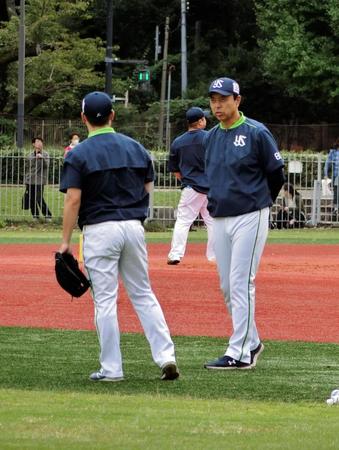 キャッチボールをする青木（左）に声をかけるヤクルト・小川監督