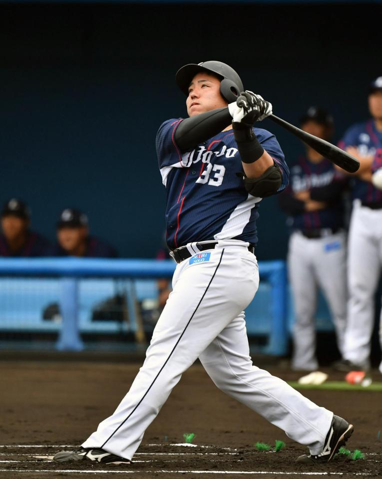 １回、左越えに先制２ランを放つ西武・山川