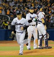 　７回途中、降板する小川（撮影・堀内翔）