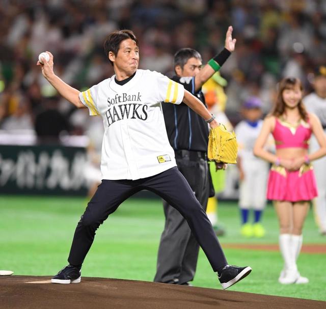 パｃｓ サッカー日本代表 西野前監督が始球式 本番に弱い 野球 デイリースポーツ Online