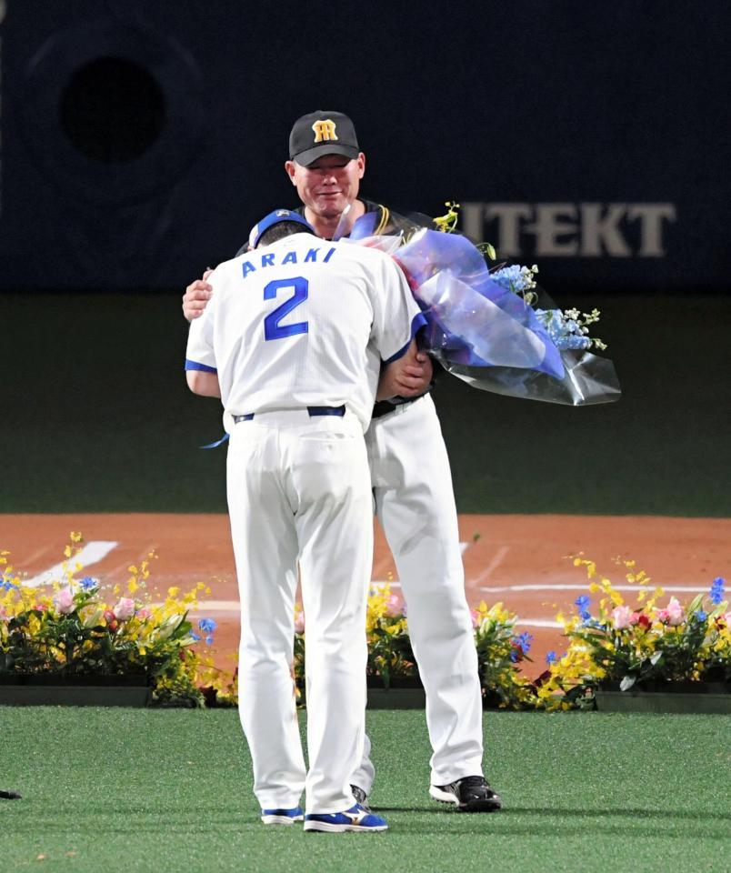 中日 荒木 引退セレモニーで号泣 涙の福留から花束 ヤジもいい思い出 野球 デイリースポーツ Online