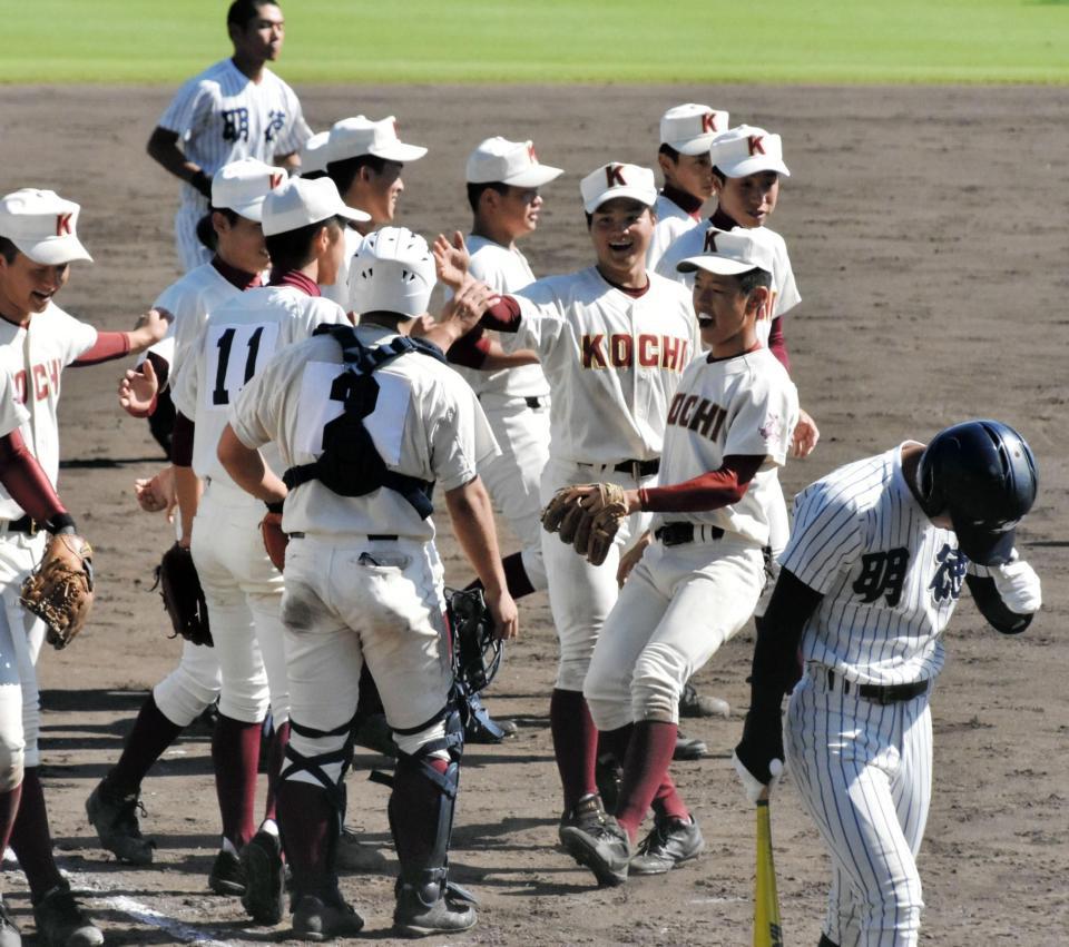 　明徳義塾を下して決勝進出を決め、喜ぶ高知ナイン