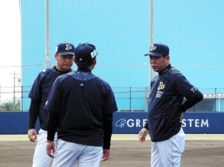 藤井（左から）、下山の両打撃コーチと話をする西村新監督