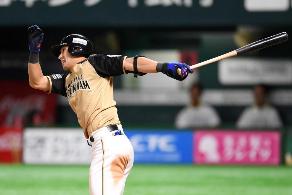 　８回、勝ち越し適時二塁打を放つ日本ハム・大田