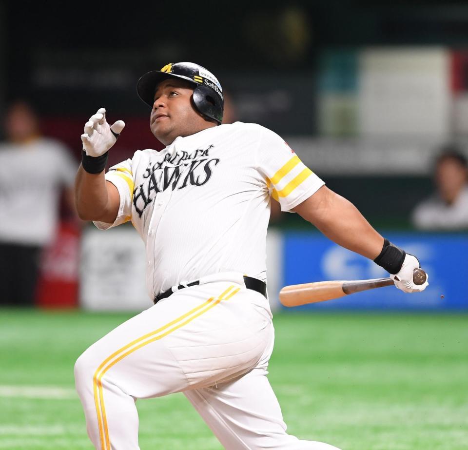 　６回、左越えソロを放つデスパイネ（撮影・金田祐二）