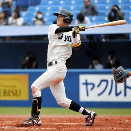 ３回、左越え２点本塁打を放つ東洋大・中川圭太＝神宮球場（撮影・三好信也）