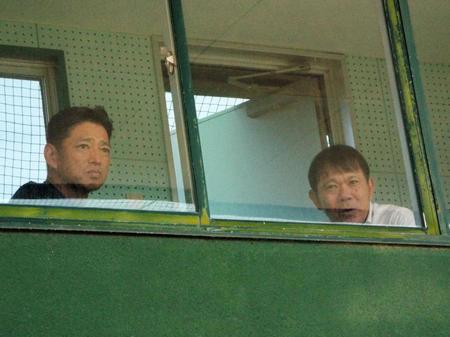 フェニックスリーグの試合前に球場内で会談する田口２軍監督（左）と西村新監督