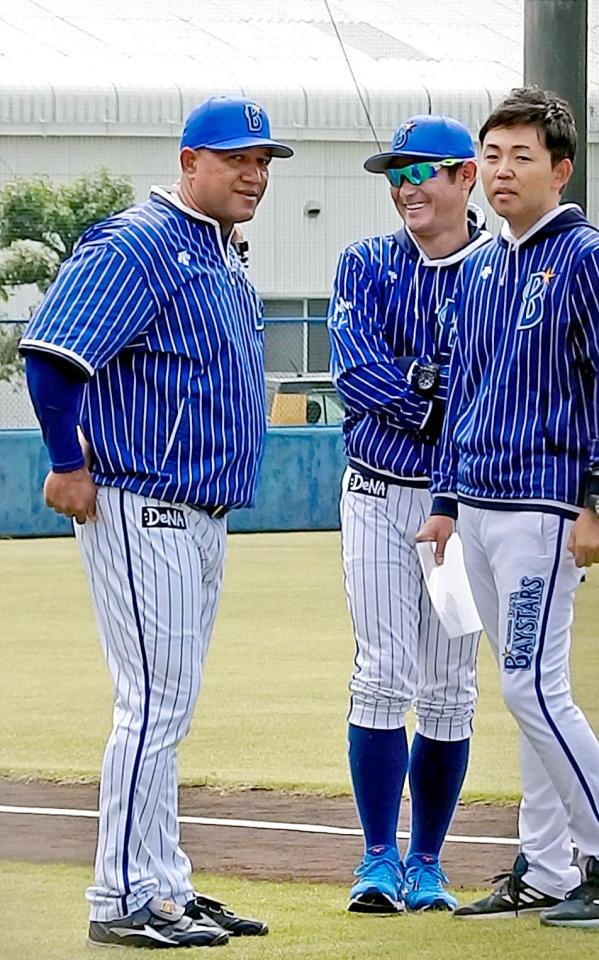 　坪井コーチ（中央）と談笑するラミレス監督（左）