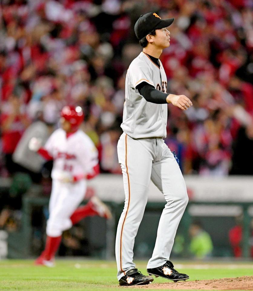 　８回、菊池に勝ち越し３ランを打たれ、肩を落とす畠（撮影・飯室逸平）