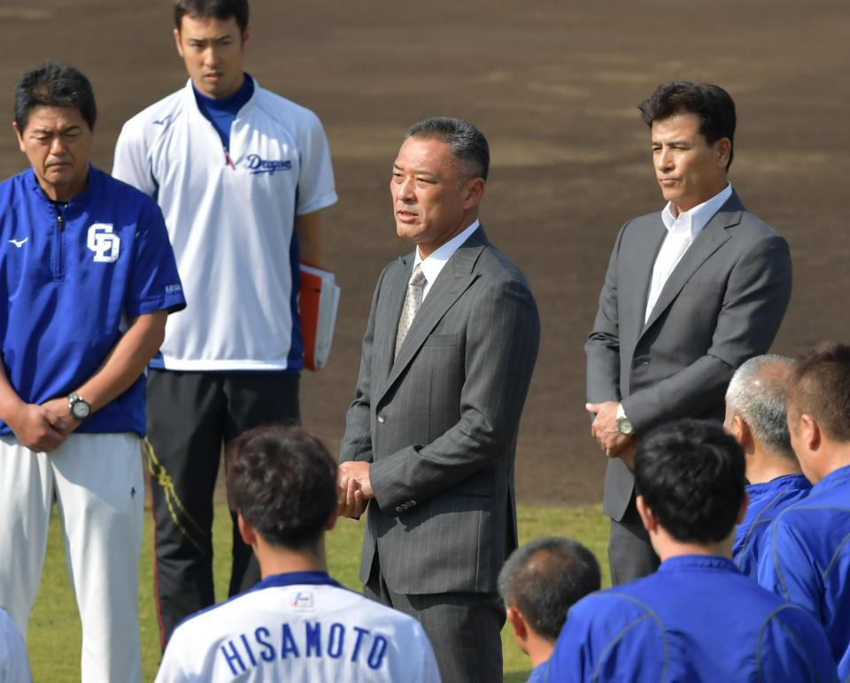 練習前に選手の前で挨拶する近藤コーチ（中央）。右は森脇コーチ