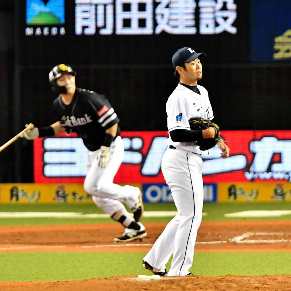 ３回、中村晃（左）に適時打を浴びる榎田