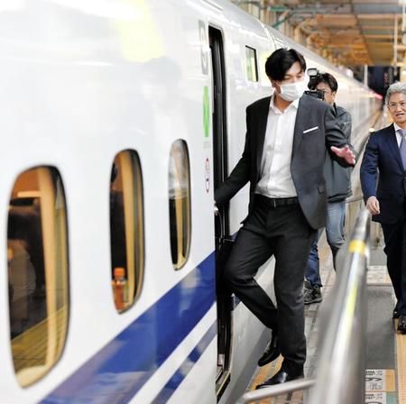 敗戦から一夜明け、新幹線で帰京する巨人・高橋由伸監督