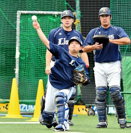 練習をする西武・森友哉（中央）＝メットライフドーム（撮影・中田匡峻）