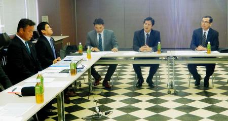 右から左へ林本部長、山室球団社長、井口監督、松本編成部長、永野チーフスカウト