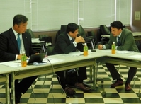 スカウト会議に臨んだ井口監督（右）中央は松本編成部長、左は永野チーフスカウト
