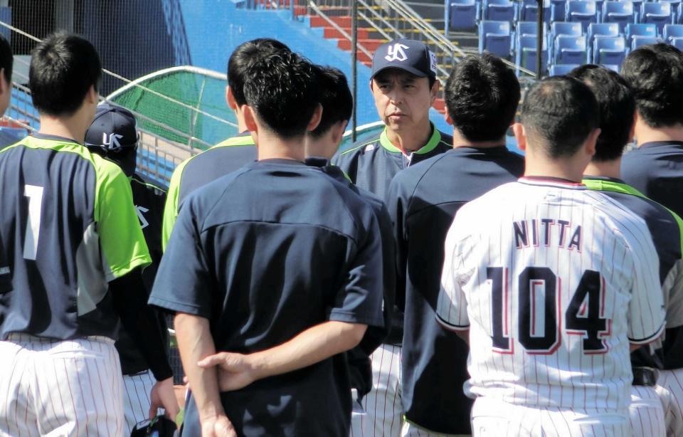 　秋季練習の冒頭、円陣で選手とスタッフに話す小川監督